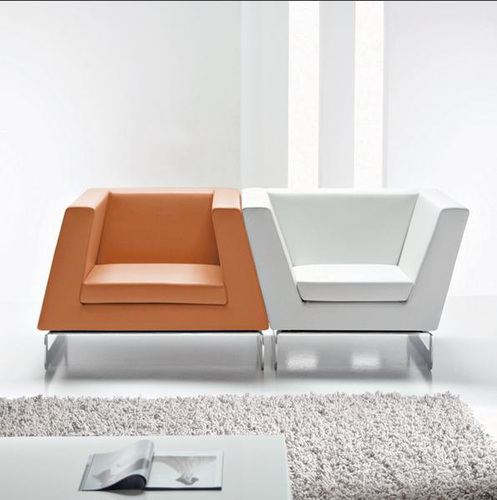 scaune cu un design simplu si contemporan